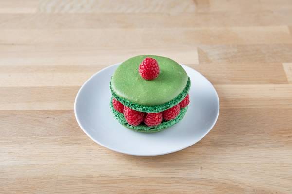 Macaron à l'assiette framboise et pistache