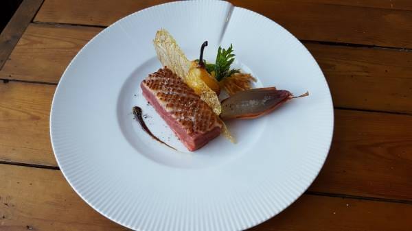 Coeur de magret de canard rôti, poire et échalotes confites