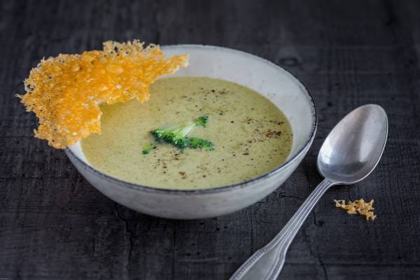 Velouté de brocoli au cheddar, tuiles de cheddar
