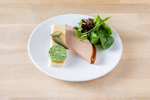 Mousse de foie de canard et toast de beurre aux condiments
