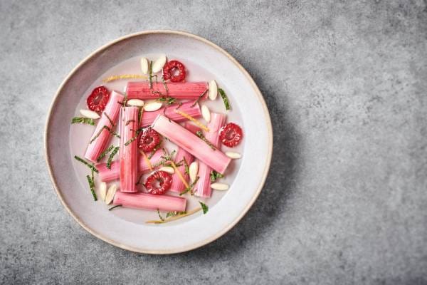 Nage de rhubarbe et framboises à la verveine, amandes fraîches