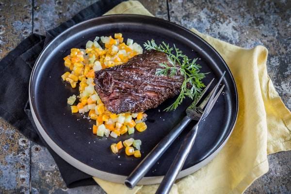 Onglet de boeuf grillé et sauté de christophine au maïs