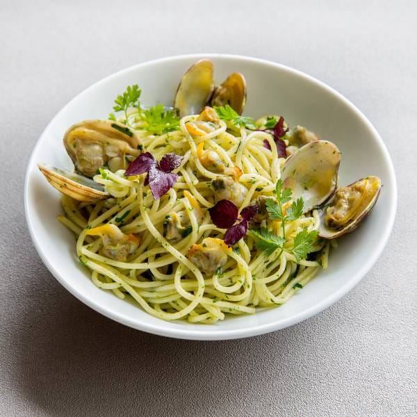 Spaghettis verde alle vongole aux coques et palourdes.