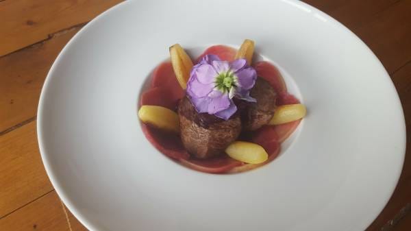 Pavé de boeuf et oignons confits au vin rouge, betterave chiogga cuite en croûte de sel