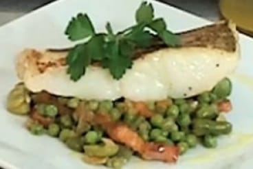 Pavé de Sandre, fricassée de fèves et petits pois au lard