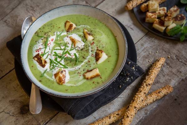 Soupe de petits pois et menthe, dès de fromage grillés et gressin