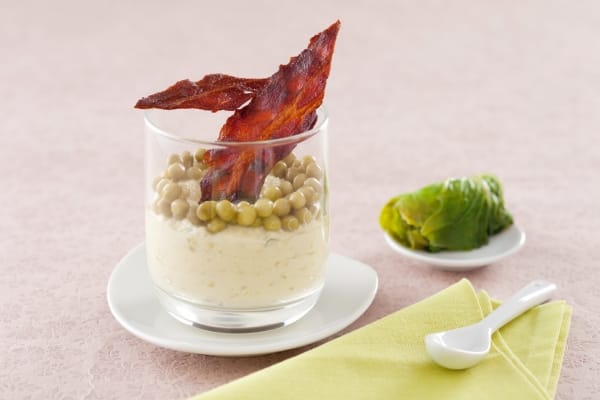 Mousse de Petits Pois à la française,  chips de bacon et son nem de laitue