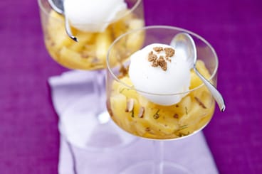Ananas poché à la citronnelle, craquant à l'amande et sorbet citron