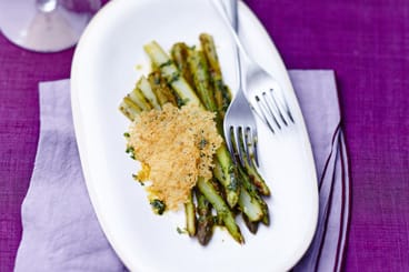 Mille-feuille d’asperges et parmesan, pesto maison