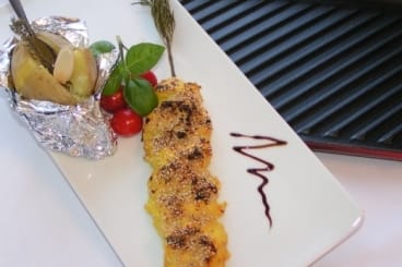 Brochettes de volaille marinées au yaourt de brebis et curcuma, pommes de terre rôties