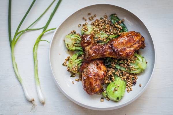 Pilons de poulet caramélisés au miso, sarrasin grillé au bok choy