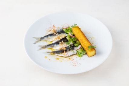 Polenta aux févettes, filet de sardine mariné au piment 