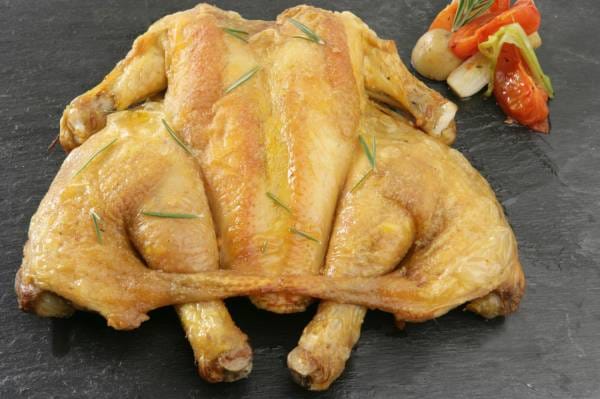 Coquelets rôtis en crapaudine, condiment de maïs