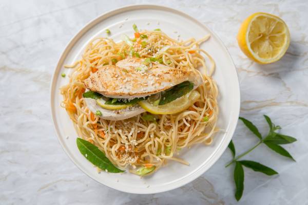Poulet citron-verveine, nouilles sautées et carottes râpées au sésame