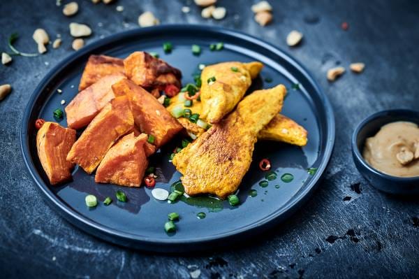 Aiguillettes de poulet et patate douces rôties, sauce cacahuète