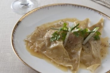 Raviole de foie gras, pomme croquante et réduction épicée