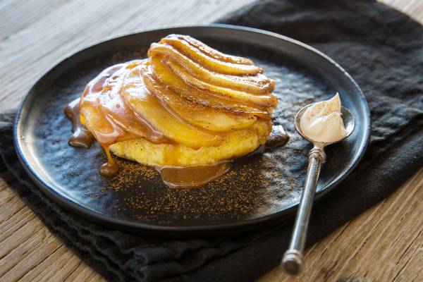 Brioche perdue aux pommes caramélisées, sauce caramel au beurre salé