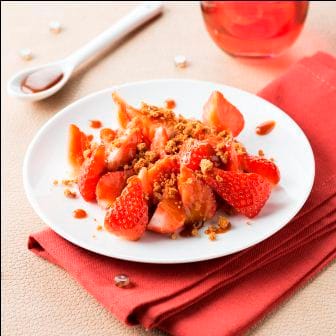 Fraises à cru, confiture de lait façon "dulce de latte", miettes de spéculoos