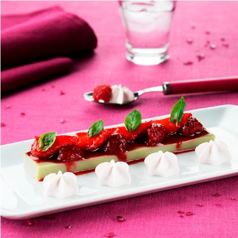 Fraicheur de fraise au basilic, mousse légère de framboise
