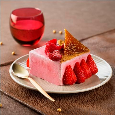 Parfait glacé aux fruits rouges et éclats de nougatine au sésame