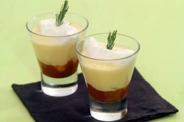 Oeufs à la neige en verrine, crème de romarin et compotée d'abricots au miel