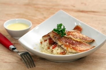 Rouget grillé, risotto au beurre monté et tomates confites