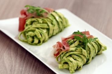 Tagliatelle au pesto de roquette, pignons de pin et jambon de Parme
