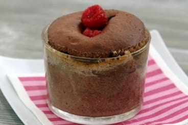 Soufflé au chocolat et pépites de framboise