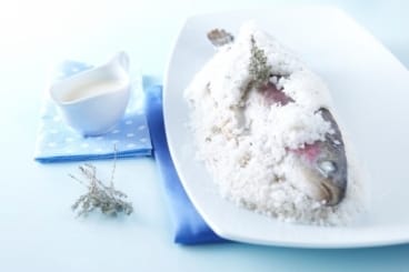 Truite en croûte de sel, beurre blanc au raifort
