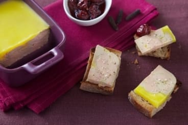 Terrine de foie gras au micro-ondes au poivre long, chutney de cerises