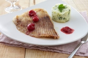 Aile de raie rôtie, vinaigrette aux framboises et pommes écrasées