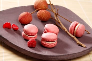 Macaron framboise, crème légère aux framboises et litchis