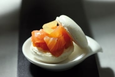 Macaron à la tomate, saumon fumé et basilic
