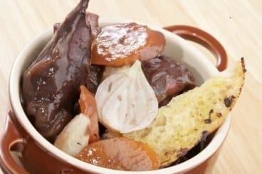Lapin confit aux pruneaux et vin de Chinon
