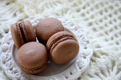Macaron au sucre cuit, chocolat noir aux spéculoos