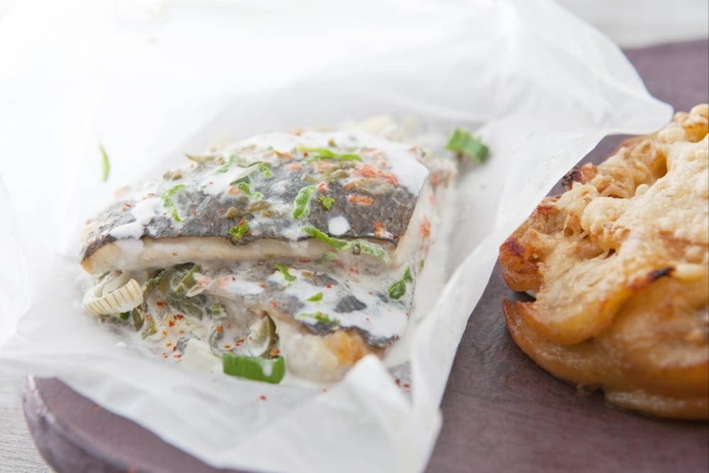 Papillote de bar lait de coco  et au combawa, gratin de bananes plantain