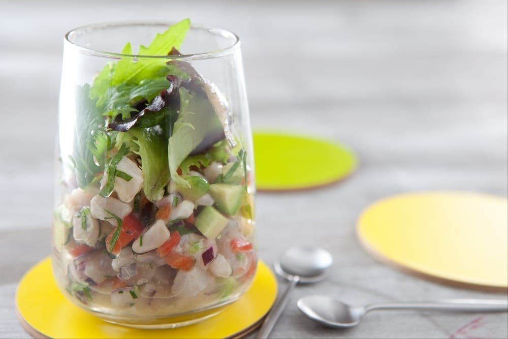 Ceviche de rouget à l'avocat, piment et citron vert