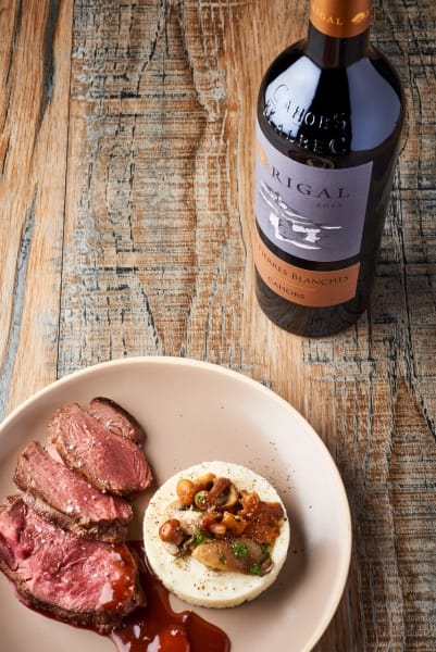 Rôti de biche sauce grand veneur, purée de panais, sautée de champignons des bois