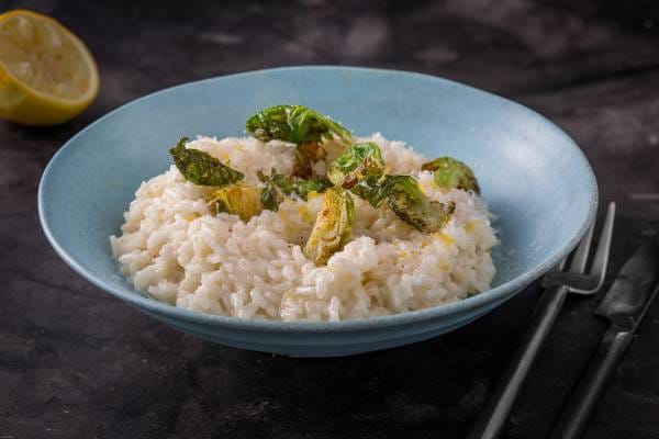 Risotto aux artichauts, gambas au paprika fumé, chips de jambon cru et huile persillée