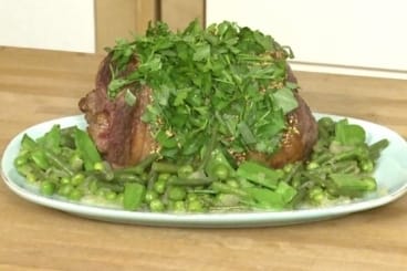 Rosette d'agneau aux herbes fraîches, mitonnée de légumes verts et ail fumé