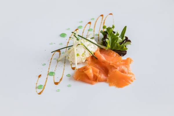Drapé de saumon fumé et sa crème acidulée au balsamique de pomme 