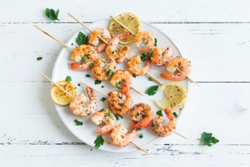 Brochette de gambas marinées au citron vert, salade de fenouil croquant au curry sur un écrasé de pomme de terre
