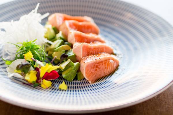 Tataki de saumon mariné à l'huile de sésame et soja, pomme purée au wasabi, radis et agrumes
