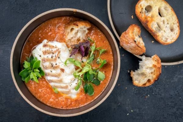 Soupe de poisson rafraîchie, croûtons aillés et rouille