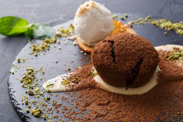 Soufflé chocolat-pistache, sauce caramel 