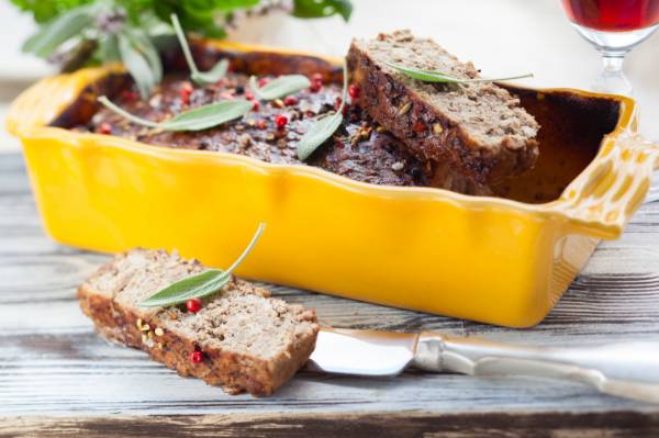 Terrine de campagne aux foies de volaille et au poivre vert frais