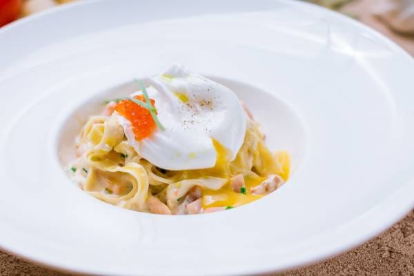 Tagliatelles au saumon fumé et oeufs de saumon d'Alaska à la crème d'estragon