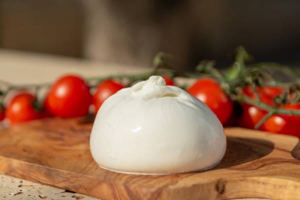Salade de tomates, crémeux de burrata, pesto basilic - mélisse 