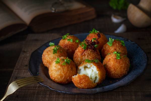 Arancini à la mozzarella et aux tomates séchées