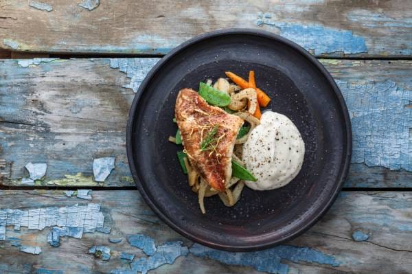 Filet de daurade au piment d'Espelette, poêlée de fenouil miellé à l'orange